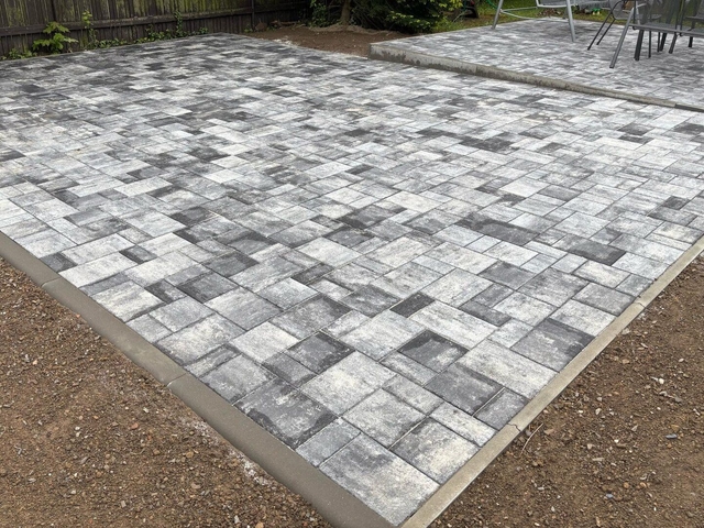 Zámková dlažba – pokládka v Tísku